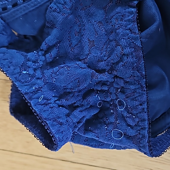 Pair of two Bali 34DD Lace 'N Smooth Underwire Bras - Picture 5 of 11